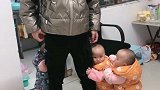 爸爸要出门上班，一岁的三胞胎女儿恋恋不舍的举动让人泪奔