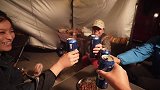 露营乌蒙大草原，晚上太冷了，几个人躲在帐篷里，烤火取暖吃烤肉