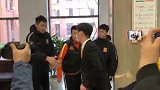 李霄鹏抵达卓尔一细节再显高情商 主动与迎接队员一一握手