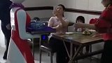 科技改变生活，机器人都能上菜了，太厉害了