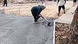 老奶奶修路，一群人后面看