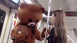 网红熊地铁撩小仙女，结果出人意料！太意外了！
