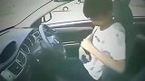 男子考科目二，可上车后的“操作”给人都看傻，监控记录下这搞笑