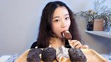 小姐姐你也太厉害了，这是一口气吃了一根脆皮雪糕啊