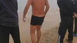 下海游泳突遇大雾，找不到方向两个多小时过去还没上岸