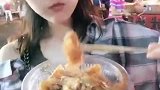 冒着热气的烤冷面，妹子吹了一下就往嘴里塞，也不怕烫嘴