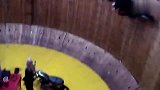 极限-14年-印度死亡之井杂技表演 辣妹开车上垂直墙壁飞行-新闻