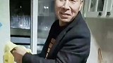 男孩第一次带女同学回家，男孩父母的反应太真实了