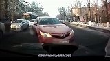 在道路上看到女司机逆行，看到车主的应对方法，机智