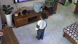 人类幼崽沉浸式看剧，直接把爸爸整蒙圈了