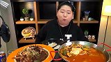 韩国胖妞挑战鱿鱼辣椒酱炖汤，辣的满脸通红超满足
