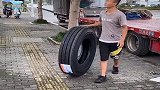 小伙子这轮胎是自带方向的吗