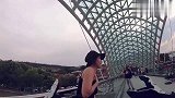 美女靠在围栏上，没想到会被一个穿着恐怖的人，整蛊
