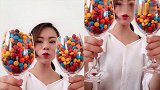 美女直播吃巧克力彩虹豆，各种颜色和口味都有，是我向往的生活