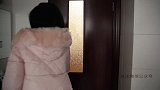 两个美女抢厕所，却是为了在厕所里做这件事！