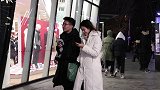 好身材配上纯白色过膝羽绒服，冬天逛街保暖又美丽