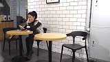 咖啡厅整蛊路人，小哥故意让妹子听见通话内容，结果美女的反应亮