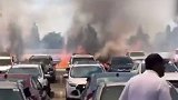 加利福尼亚州森林火灾 停车场数十辆汽车被烧毁