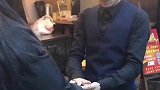 小伙子把所有家当交给女孩，目的只有一个