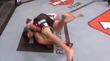 MMA五大经典摔跤动作！花式抱摔瞬间扭转战局 对手脖子差点断了！