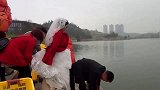 土豪结婚，为了祈求平安，买了几千斤鱼放生