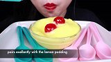 小姐姐用勺子挖着柠檬布丁吃，然后把勺子也吃了，是香草勺子啦
