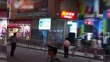 歹徒当街连捅人，持刀反抗挟持人质想逃跑，民警直接“爆头”