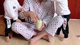 事实再一次证明，穿纸尿裤的惹不起，不信你看