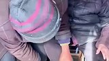七十多岁的儿子给百岁母亲洗脚，那年代的女人真的不容易