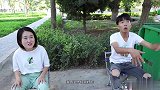 两人抬杠卖丸子，美女想出妙招后，生意顿时爆满