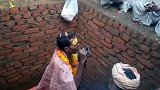 印度小伙活埋自己8小时，警察救他还发脾气，说复活后可以成神