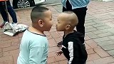 两个小屁孩街头吵架，下一秒小个子怂了，看一次笑一次！