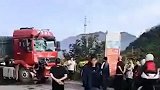 承德一公交车与货车相撞多人受伤 警方：未知物体坠山沟起火