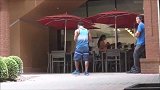 板凳很无辜，路人更无辜，小哥太过分了