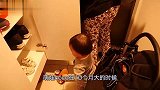 萌娃一个劲向妈妈招手，表明自己不想和爸爸单独外出，之后好玩了
