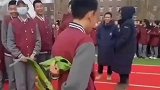 拔河比赛小伙头戴头套，双手大葱干扰对方军心