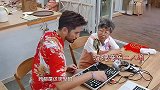 高以翔和奶奶说话超有爱，流着汗都在认真倾听，太温暖了