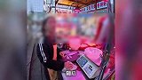 顾客买卤菜发现缺斤少两去理论，摊主理直气壮：你又没问我
