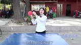 师生用羽毛球方式打“乒乓球”，没想王小九是个高手！