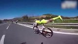 自行车赛骚操作 最后骑摩托的小哥真灵性