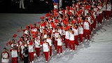 夏大会中国代表团入场 篮球运动员王少杰担任旗手帅气逼人