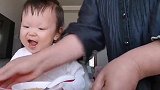 小宝宝太搞笑了，一看到吃的来了，立马尖叫起来，小表情笑死人了