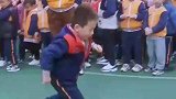 男孩一马当先，这小子适合当兵
