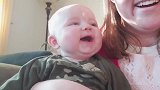 女子抱着宝宝，宝宝在一旁的表情亮了！真是有你的！
