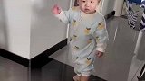 妈妈发现儿子会跷二郎腿，想分享一下喜悦，结果是爸爸穿反了