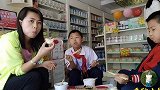单亲妈妈不容易，孩子放学到店里，午饭炒菜包子娘仨吃得真香