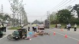 三轮车横穿马路与轿车相撞 三轮车上两人当场死亡