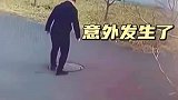 好心修正井盖，意外发生了