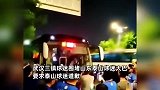 武汉三镇球迷围堵山东泰山球迷大巴，大巴玻璃已被砸破，警方回应