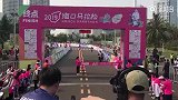 海口马拉松摩托车超越黑人率先撞线 网友:恭喜交警喜提冠军